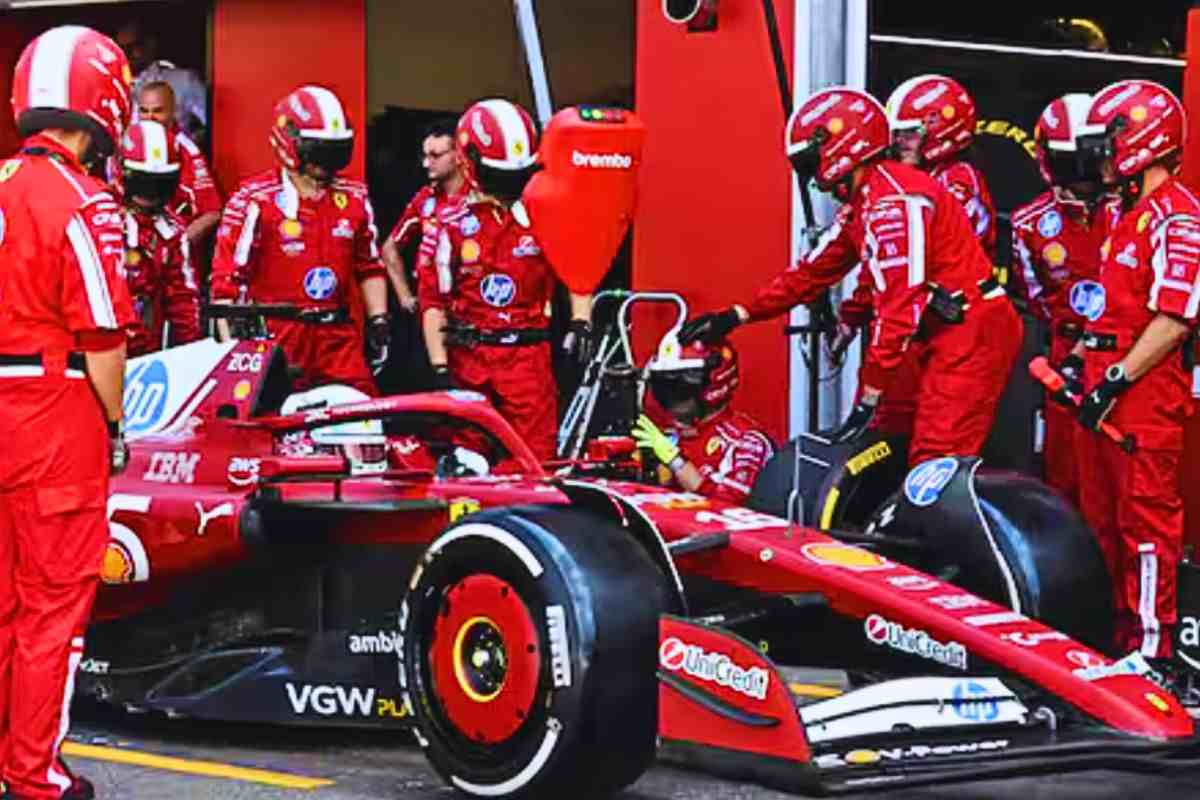 Rifornimento carburante nei box Ferrari
