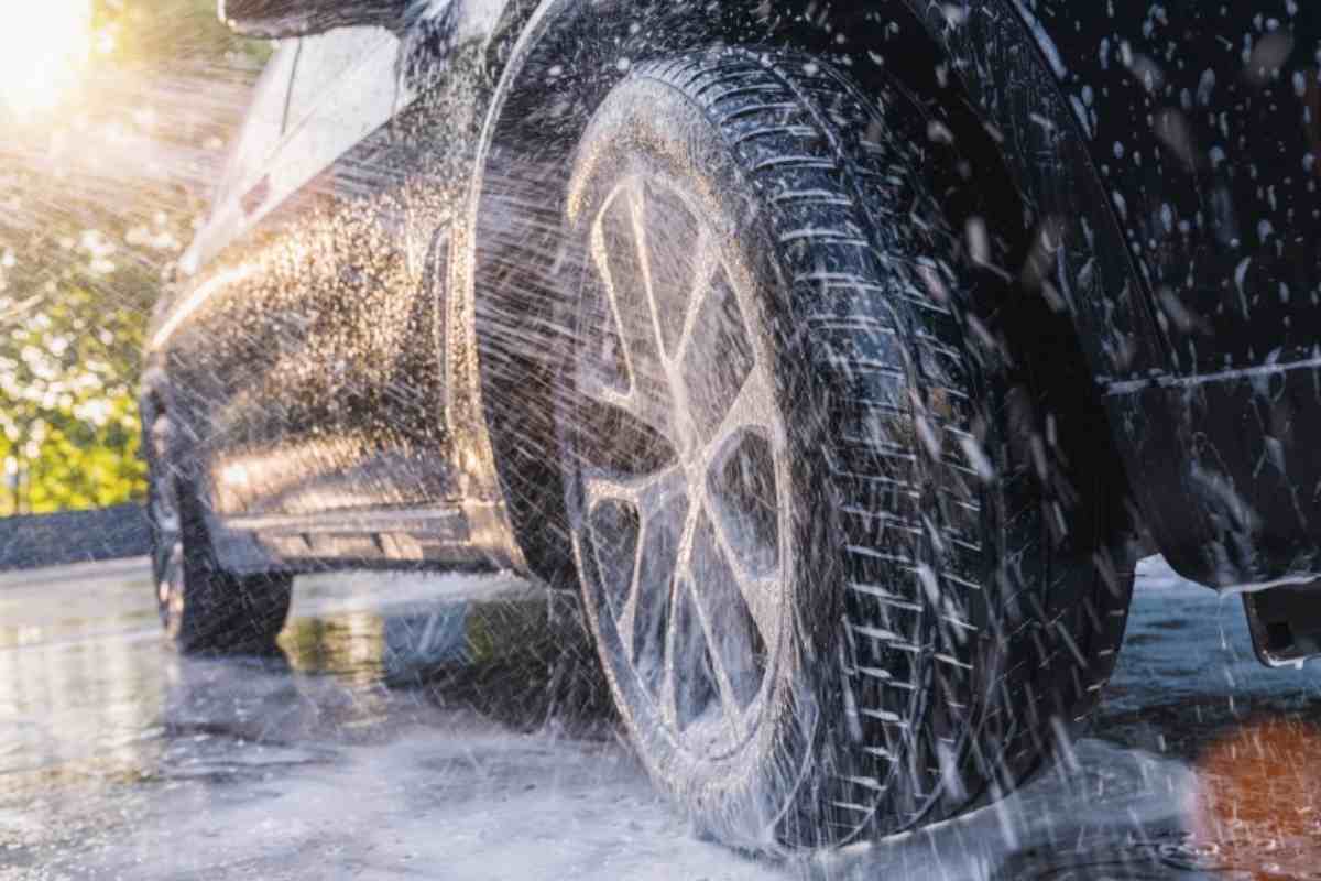 SUV all'autolavaggio