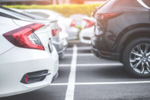 Delle auto ferme in un parcheggio