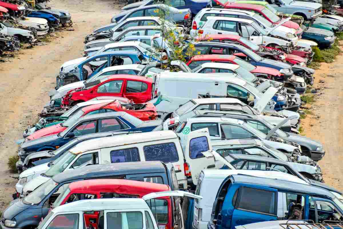 Sfasciacarrozze con decine di auto da demolire