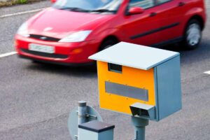 Un'auto che passa davanti ad un autovelox