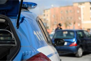 Un controllo stradale della polizia in atto