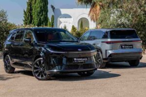 Due colorazioni del nuovo SUV elettrico di Toyota