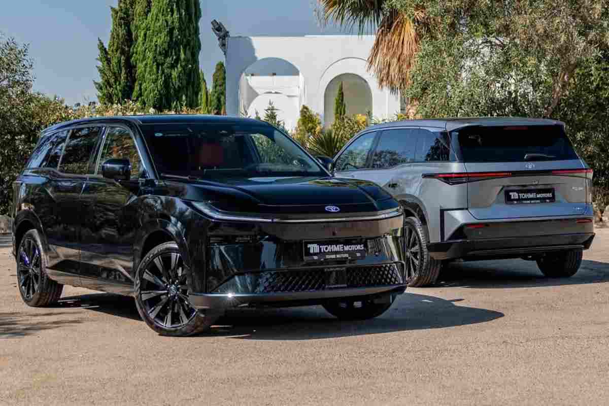 Due colorazioni del nuovo SUV elettrico di Toyota