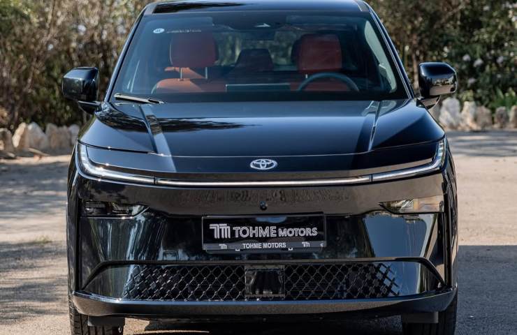 Il SUV elettrico Toyota BZ3X visto di fronte