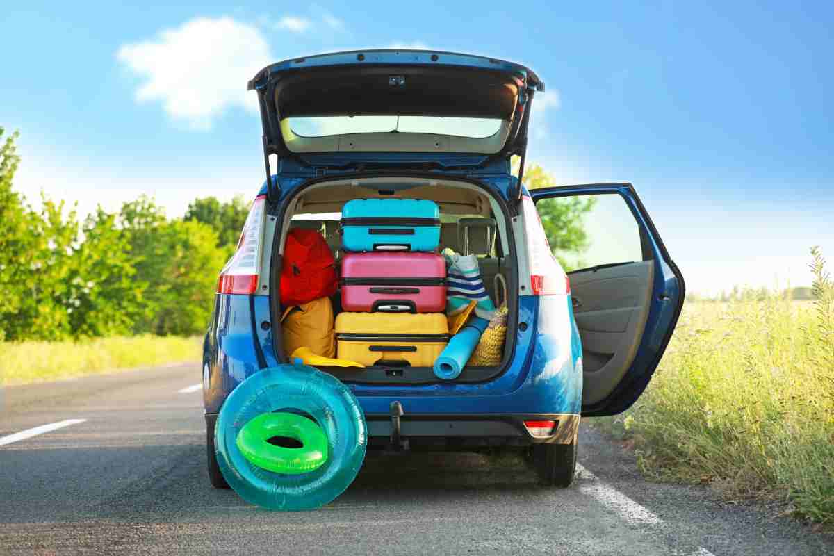Un'auto caricata per le vacanze