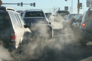 Delle auto in strada che inquinano moltissimo