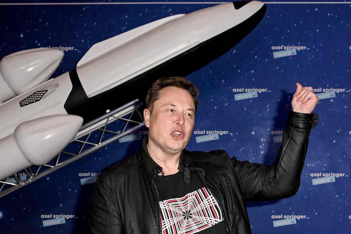elon mjsk e modello di razzo