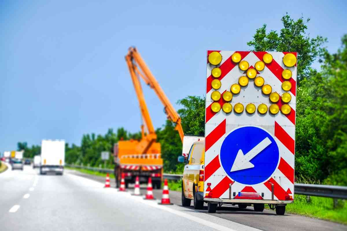 lavori autostrada mezzi pesanti e safety car