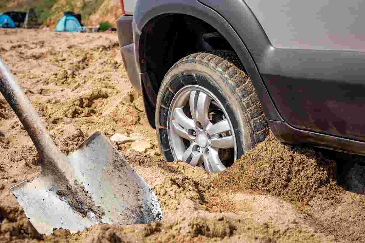 auto bloccata sabbia