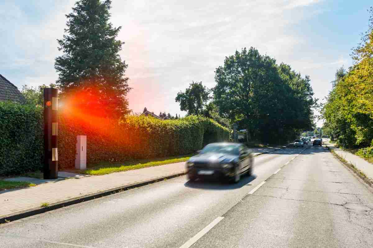 autovelox e auto che va veloce
