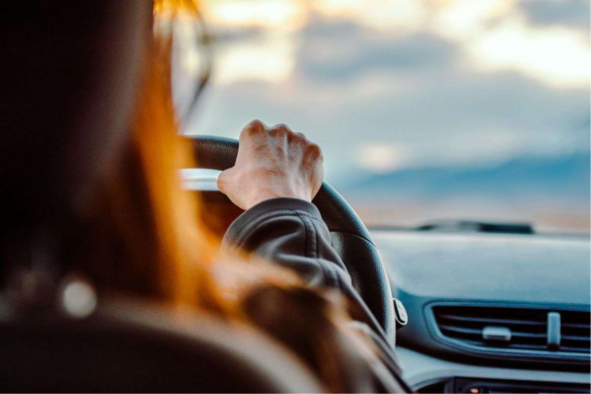 donna al volante